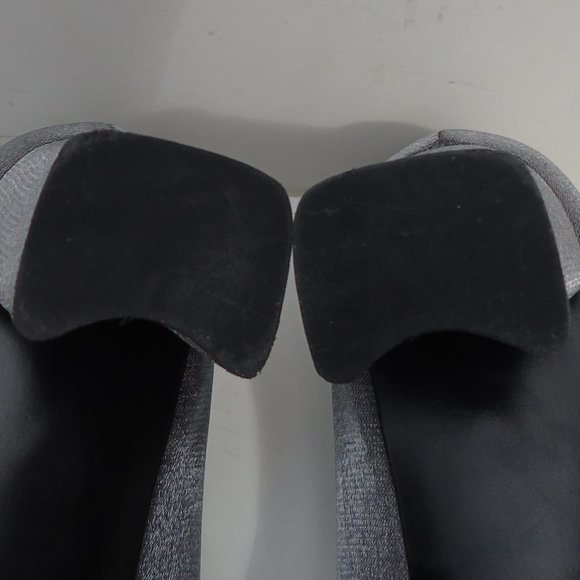 SIZE 9.5 B. Stuart Weitzman dressy satin shoes. - Picture 13 of 16